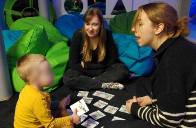 Dziecko uczy się wymowy od instruktorek w trakcie sesji logopedycznej.