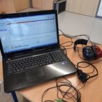 Zestaw laptop + słuchawki) z programem do terapii logopedycznej.