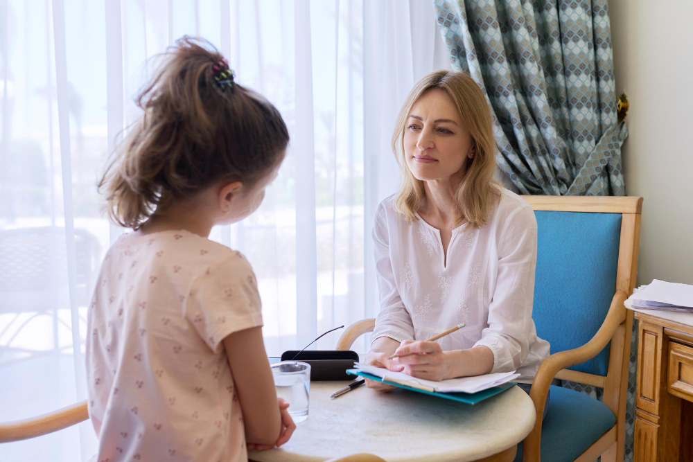 Dziecko uczestniczy w diagnozie logopedycznej.